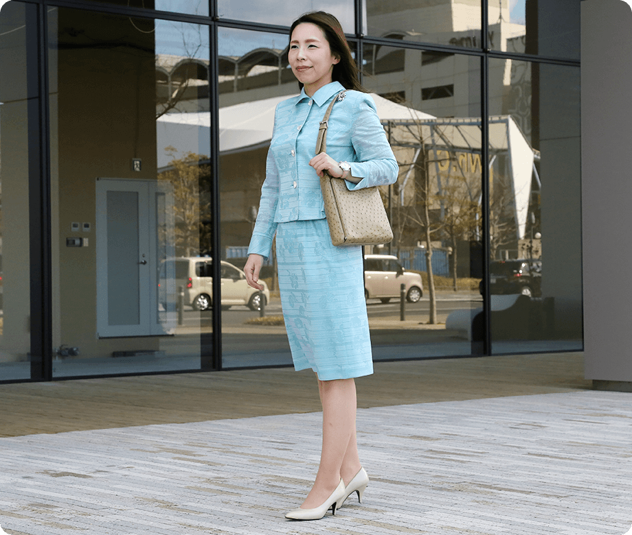 座ってバッグを持つ女性